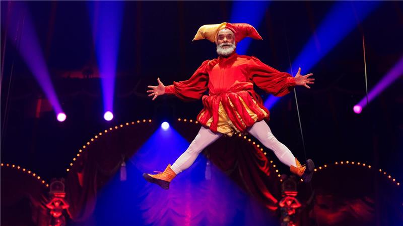Traumwelt in der Manege - 50 Jahre Circus Roncalli Artisten faszinieren das Publikum mit waghalsigen Kunststücken.