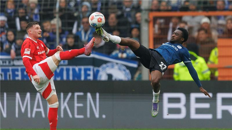 Nullnummer in Bielefeld – FCK bleibt auswärts schwach Artistische Einlage: Bielefelds Benjamin Boakye (r) ist einen Tick früher am Ball als FCK-Kapitän Marlon Ritter.