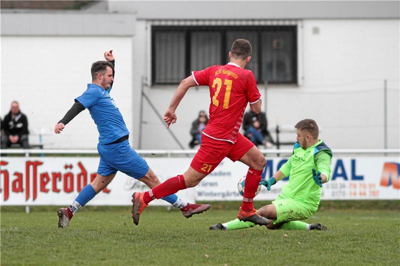 Drei Tage andauerndes Pokalfieber im GSC-Stadion Arton Preteni (li.) von der FG Vienenburg/Wiedelah, hier gegen Harlingerodes Torwart Lukas Riesche (re.) und Spielertrainer Boris Bodenstein, führt aktuell die Torschützenliste der Staffel 1 mit 23 Treffern an. Foto: Gietemann