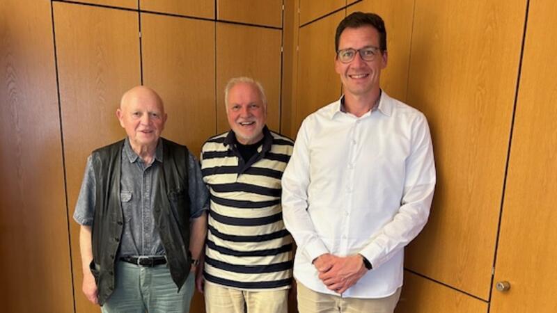 Artur Eitzeroth (l.) gibt nach 31 Jahren seinen Vorstandsposten ab. Neuer Zweiter Vorsitzender ist Steffen Pluta (r.). Vorsitzender Christian Sladek betont den Stellenwert der Sterbekasse.