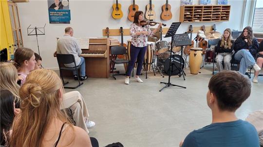 Artur und Agnieszka Pacewicz bringen den Deilich-Schülern die Komponisten der Klassik näher.