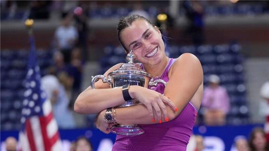 Aryna Sabalenka feiert ihren ersten Sieg bei den US Open.