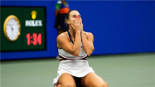 Aryna Sabalenka sackte nach dem Erfolg überglücklich auf den Boden.
