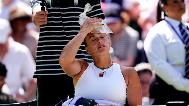 Aryna Sabalenka sucht Kühlung auf dem Centre Court.