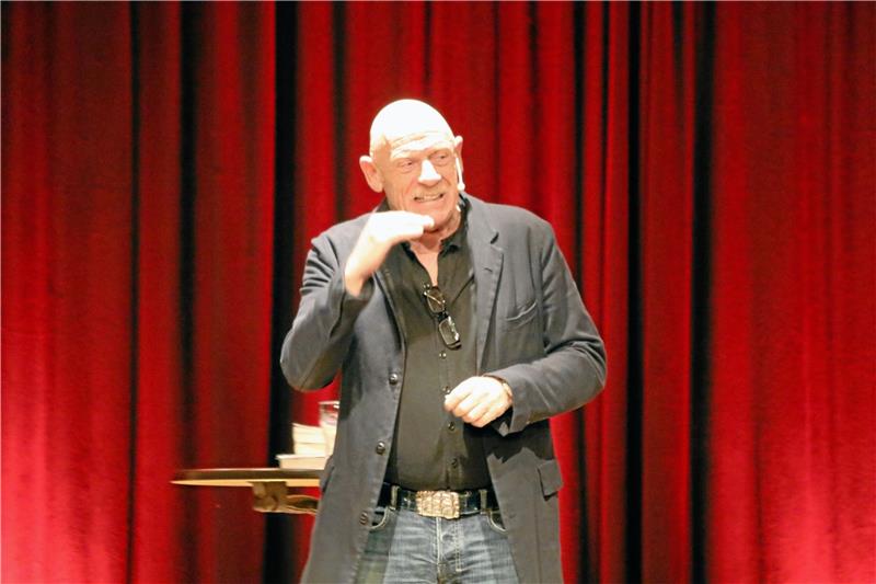 Arzt und Schauspieler Joe Bausch ist in seinem neuen Buch auf der Suche nach Verbrechensursprüngen. In Bad Harzburg liest er vor ausverkauftem Saal im Bündheimer Schloss. Foto: Weber