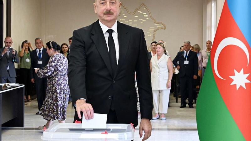 Präsidentenpartei zur Wahlsiegerin in Aserbaidschan erklärt Aserbaidschans Präsident Aliyev gibt seine Stimme bei der Parlamentswahl ab (Archivbild)