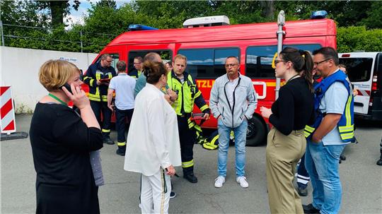 Asklepios-Regionalgeschäftsführerin Adelheid May (2.v.li.) informiert sich bei den Einsatzkräften des Landkreises Goslar und dankte Ihnen für Ihre Unterstützung. Foto: Asklepios