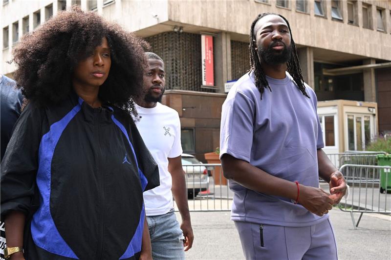 Demonstration gegen Polizeigewalt in Paris schlägt Wellen Assa Traore (l), Aktivistin und Leiterin des Komitees «Wahrheit und Gerechtigkeit für Adama», und Youssouf Traore, Mitglied des Komitees, dessen Auge zugeschwollen ist, vor der Polizeistation des 5. Arrondissements.