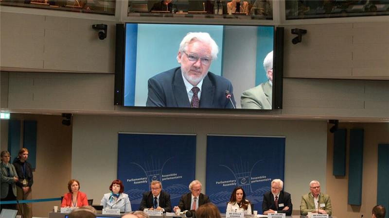 Assange: Bin frei wegen Schuldeingeständnis für Journalismus Assange spricht erstmals öffentlich in Freiheit.