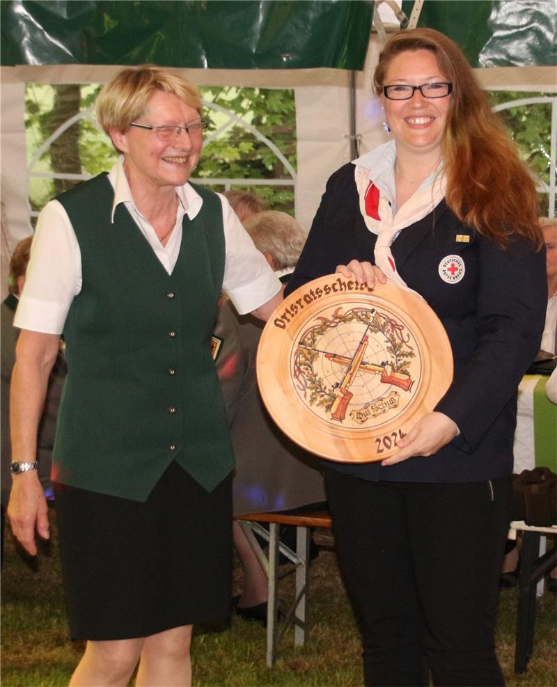 Astfelds Ortsbürgermeisterin Barbara Eberhardt übergibt Katharina Guhr die Ortsratsehrenscheibe. Foto: Hohaus