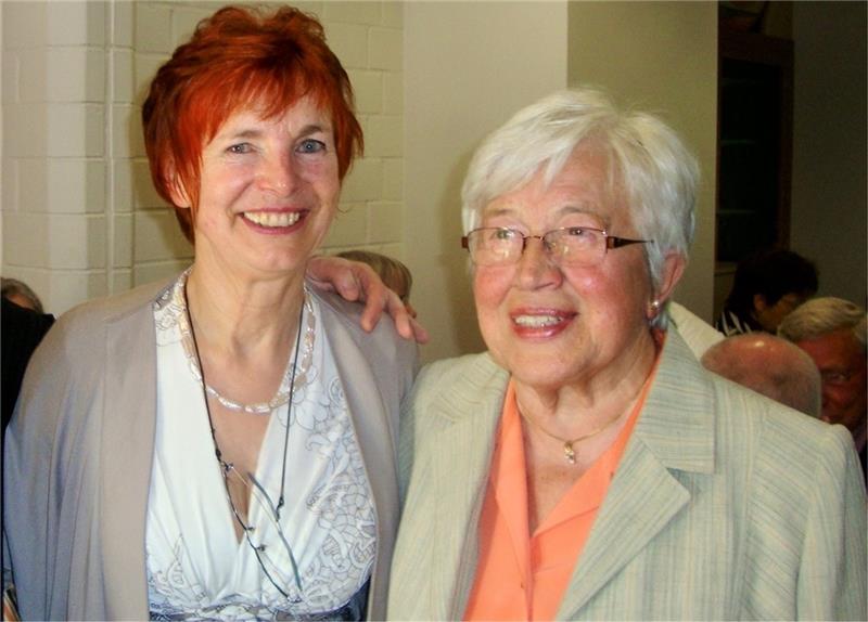 Gebürtige Astfelderin liebt es, allein zu reisen und zu schreiben Astrid Kaiser bei der Verabschiedungsfeier 2013 an der Uni Oldenburg mit Besuch der ehemaligen Lehrerin aus Astfelder Zeiten, Dagmar Dubbe (geb. Bensler). Foto: Privat
