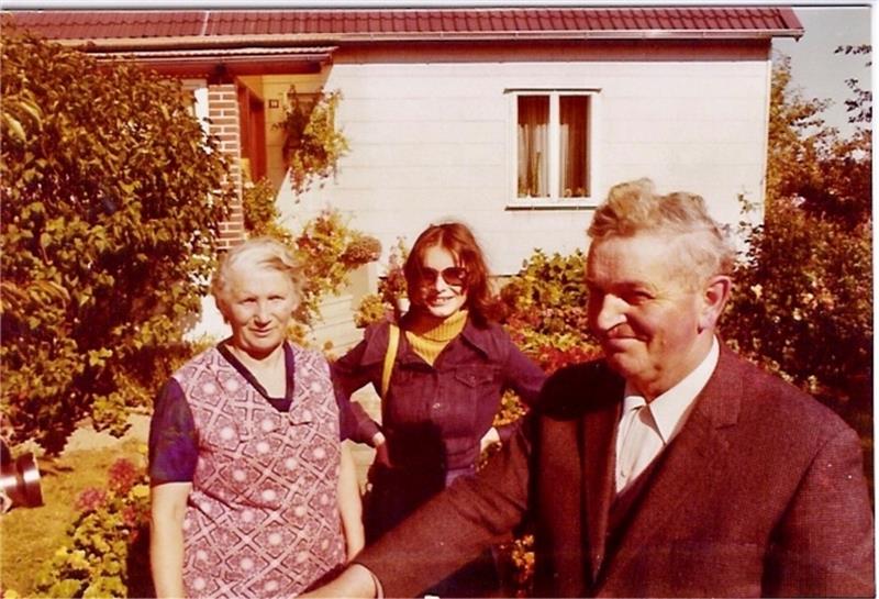 Gebürtige Astfelderin liebt es, allein zu reisen und zu schreiben Astrid Kaiser mit den Eltern vor deren Haus in Astfeld. Foto. Privat
