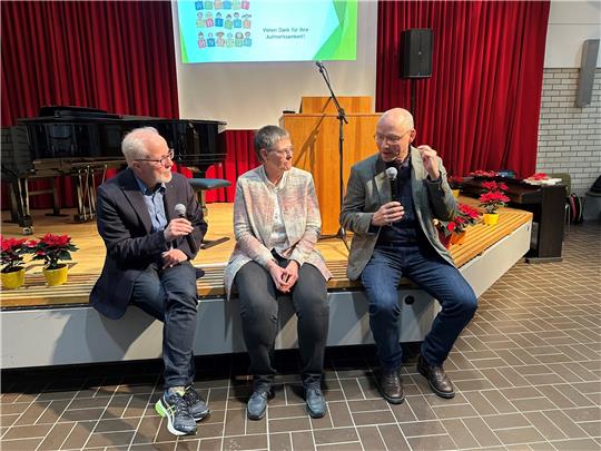 Astrid Thielecke vom niedersächsischen Philologenverband moderiert die Diskussionsveranstaltung um Professor Dr. Ralf Lankau (rechts) und Dr. Christoph Rabbow in der Aula des Werner-von-Siemens-Gymnasiums in Bad Harzburg. Foto: Eggers