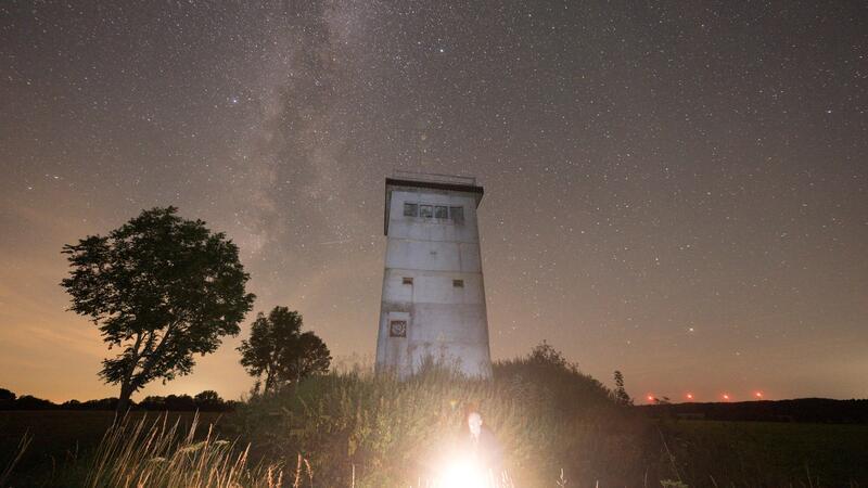 Astrofotograf Helmut Schnieder ist nachts am Grenzturm in Dahrendorf unterwegs. 