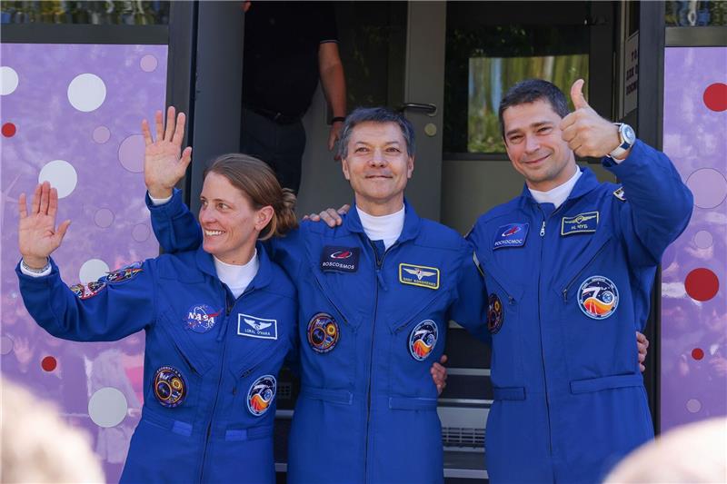 Astronautin Loral O'Hara und ihre Kosmonauten-Kollegen Oleg Kononenko und Nikolai Chub vor dem Start des Raumschiffs.