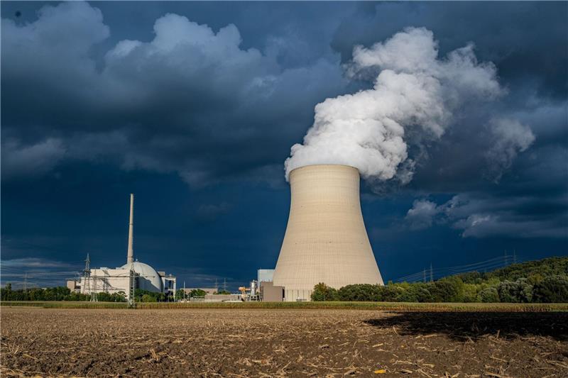 Habeck-Ministerium fürchtet Aus von AKW-Einsatzreserve Atomkraftwerk Isar 2 in Essenbach. Bis Mitte April soll das Kraftwerk zur Verfügung stehen. Danach soll auch für Isar 2 endgültig Schluss sein.