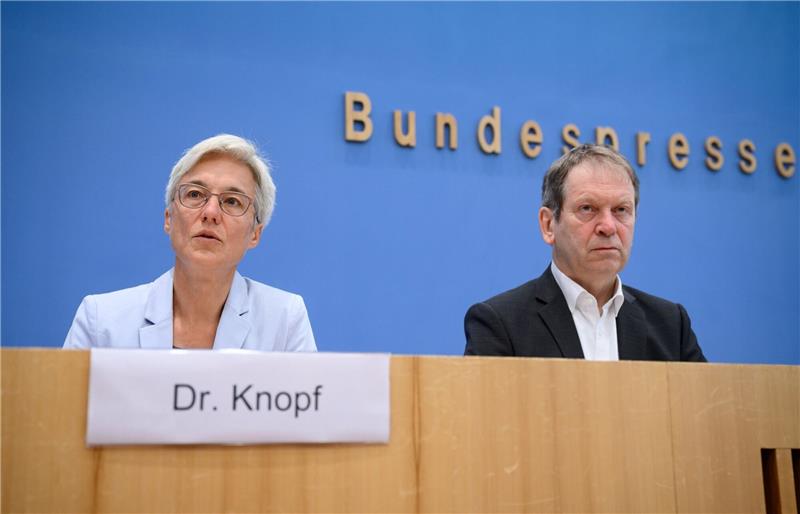Attestieren dem Klimakurs der Bundesregierung große Lücken: Hans-Martin Henning (r), Vorsitzender und Brigitte Knopf, stellvertretende Vorsitzende vom Expertenrat für Klimafragen.