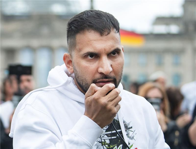 Attila Hildmann bei der Abschluss-Kundgebung einer Demonstration gegen die Corona-Politik in Berlin.