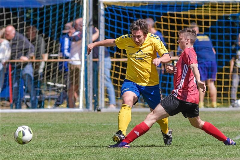 Spielpläne freigeschaltet, Pokal ist ausgelost Attraktiver Saisonstart für Timo Furchert (li.) und den TSV Gielde: Der Neuling hat in der Staffel 1 der Nordharzliga in seinen ersten beiden Heimspielen die Nachbarn FC Groß Döhren und TSV Immenrode zu Gast. Foto: Drechsler