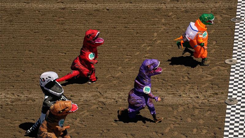 Auburn (USA): T‑Rex im Endspurt – Dino-Kostüme jagen in Emerald Downs zur Ziellinie