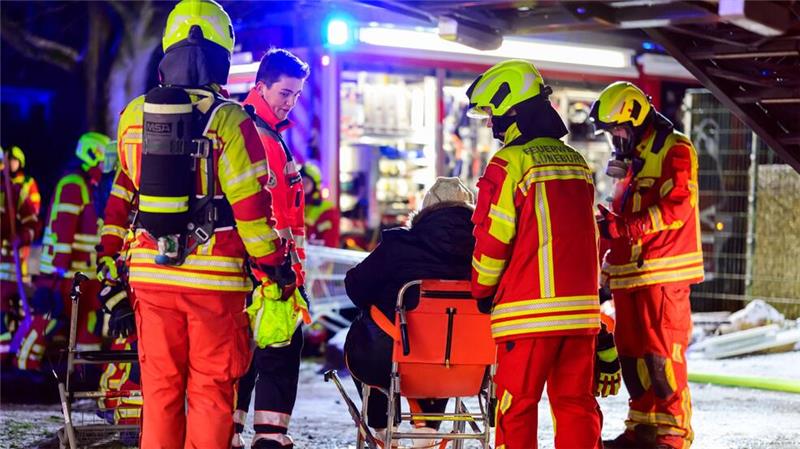 Auch 16 Kinder mussten aus dem Haus gebracht werden.