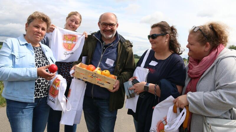 Auch Äpfel von der Gielder Streuobstwiese werden verköstigt. Die Gemeinde besitzt 100 Obstbäume, die im Herbst gemeinsam geerntet werden.
