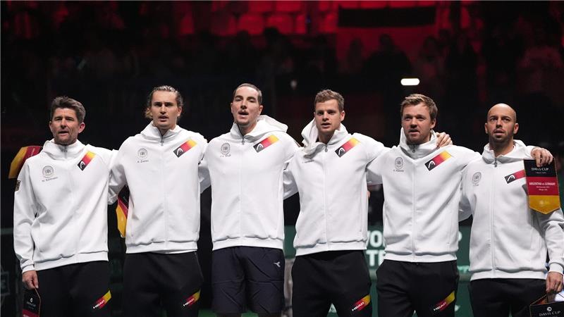 Davis-Cup-Team mit Zverev gewinnt Viertelfinal-Krimi Auch Alexander Zverev (2.v.l.) bei der diesjährigen Endrunde im Davis Cup an.