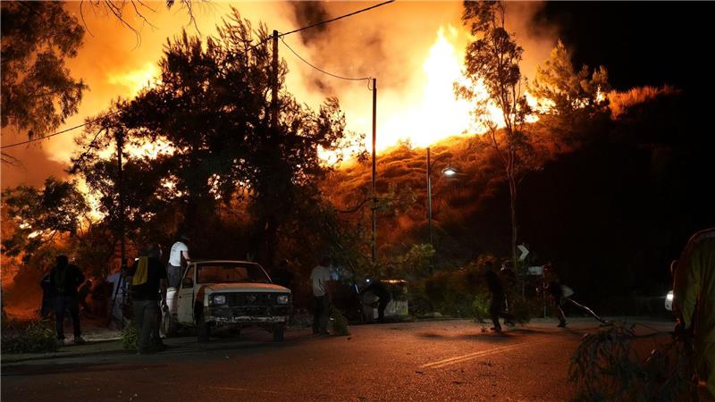 Brandbekämpfer auf Chios: „Mit allen Mitteln angreifen“ Auch Anwohner beteiligen sich am Löschen.