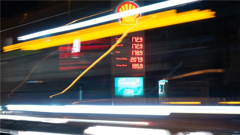 Wohnen und Essen verschlingen Großteil kleiner Einkommen Auch Ausgaben für den Verkehr wie Autofahren sind große Posten im Haushalt.