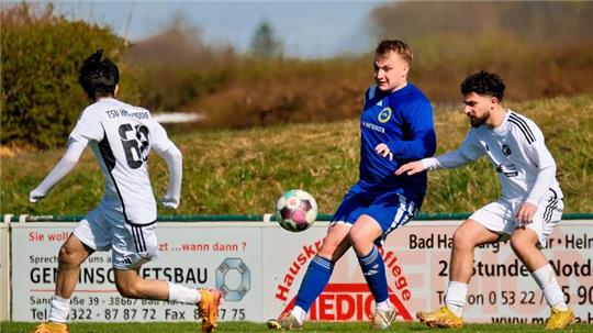 Auch Außenverteidiger Brian-Joshua Bothe (M.) kann sich immer wieder ins Angriffsspiel einschalten und markiert einen Treffer beim Kantersieg der TSG Bad Harzburg gegen Hallendorf. Foto: Drechsler