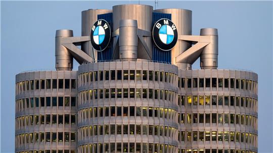Auch BMW hat einen Gewinneinbruch erlitten.