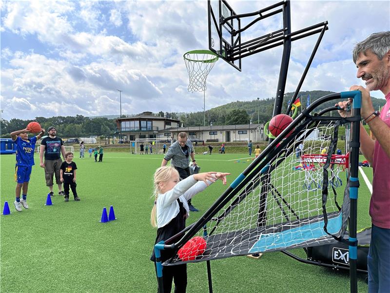 TSG Bad Harzburg präsentiert sich beim Spielefest Auch Basketball wird in der TSG angeboten.