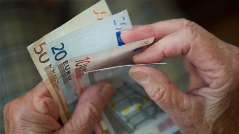 Rente, Steuern, Pflege – was sich im Juli ändert Auch Beschäftigte in der Altenpflege bekommen mehr Geld. (Archivbild)