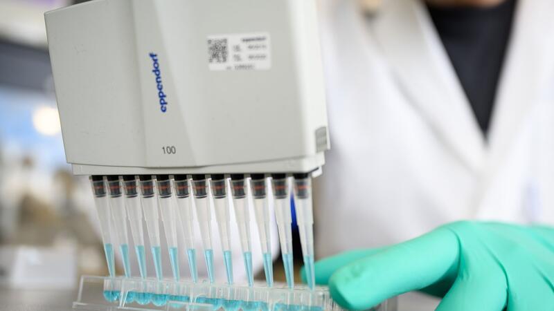IW: Fachkräftemangel auch bei überdurchschnittlichem Lohn Auch Beschäftigte in der Pharmaforschung gehören laut der IW-Studie zu den am besten bezahlten Fachkräften. (Archivbild)