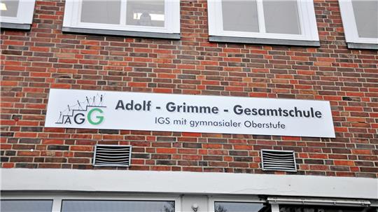 Auf einem Schild an einer Fassade steht: Adolf-Grimme-Gesamtschule.