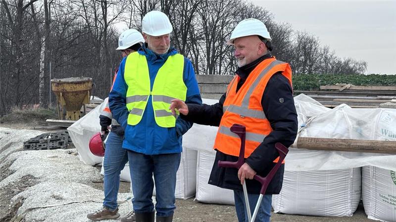 Auch Bürgermeister Ralf Abrahms informiert sich bei Oberbauleiter Ralph Hardam über das Projekt.