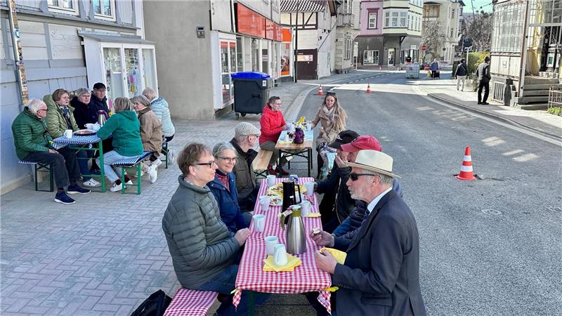 Schmiedestraßenanlieger feiern Ende der Harzburger Dauerbaustelle Auch Bürgermeister Ralf Abrahms (r.) nimmt an der Kaffeetafel Platz.