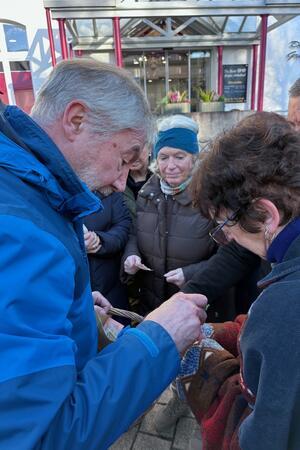 Auch Bürgermeister Ralf Abrahms verkauft jedes Jahr Glücksschweinchen.