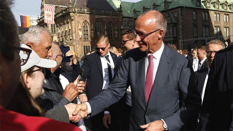 Auch Bundeskanzler Friedrich Merz (CDU) feiert den Tag der Deutschen Einheit in Bremen - und spricht auch mit Bürgerinnen und Bürgern.