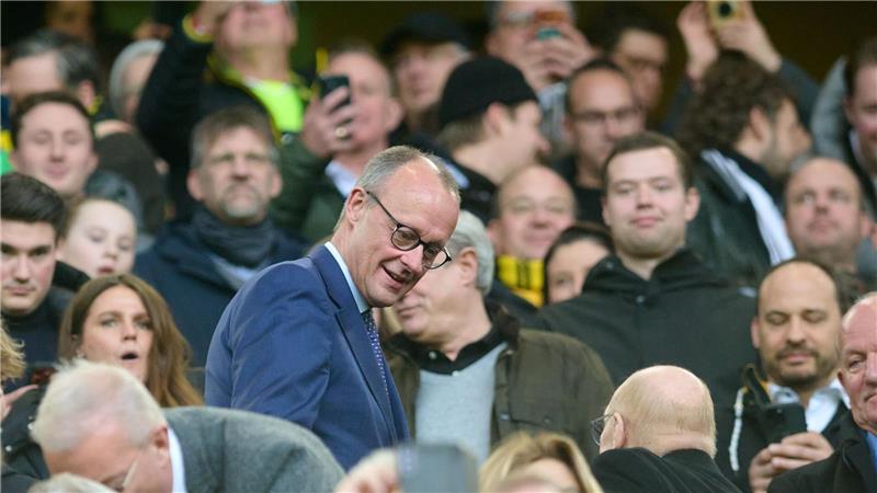 Auch Bundeskanzler Friedrich Merz (CDU) schaute sich das Spiel an.