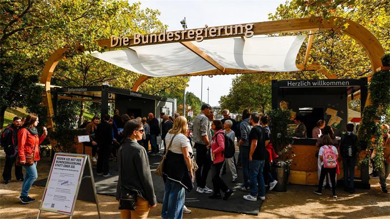 Hunderttausende feiern Einheitsfest Auch Bundestag und Bundesrat präsentieren ihre Arbeit.