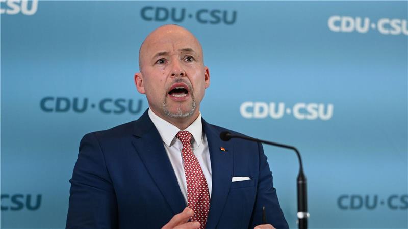 Auch CSU-Landesgruppenchef Alexander Hoffmann pocht auf Reformen statt Schulden. (Archivbild)