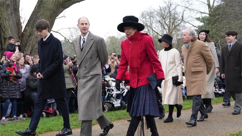 Auch Charles‘ Geschwister Prinz Edward (2.v.l.) und Prinzessin Anne waren dabei.