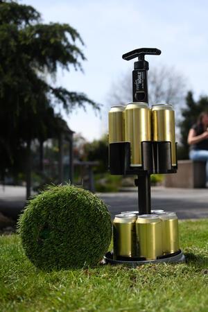 Heiße Geschenktipps: Die Hopfenhöhle – ein Stück Gartenkomfort Dosen hängen in der Hopfenhöhle und daneben befindet sich der Kunstrasendeckel.