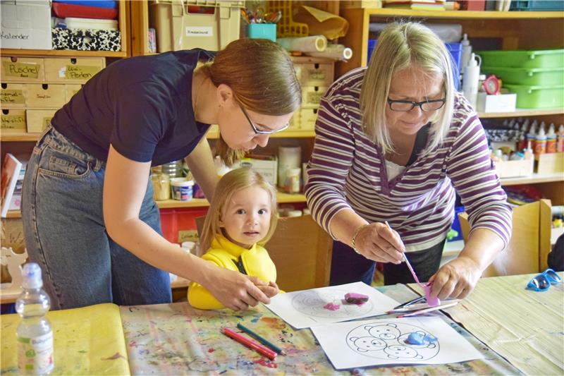 Ukrainerische Frauenhilfe findet festen Treffpunkt Auch Elena Miekhova (links) und ihre kleine Tochter Yeva haben einiges durchgemacht. Sie suchen im Oberharz Zuflucht. Mit einer ehrenamtlichen Helferin bemalen sie Steine, die am Sonntag im Museum Spenden einbringen sollen.