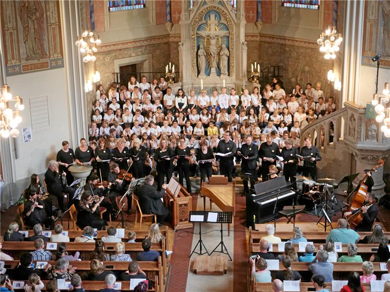 150 Grundschüler singen beim Gemeindefest in Bad Harzburg Auch Eltern, Lehrer und Angehörige der Lutherkantorei bringen sich in das Konzertprogramm ein. Foto: Potthast