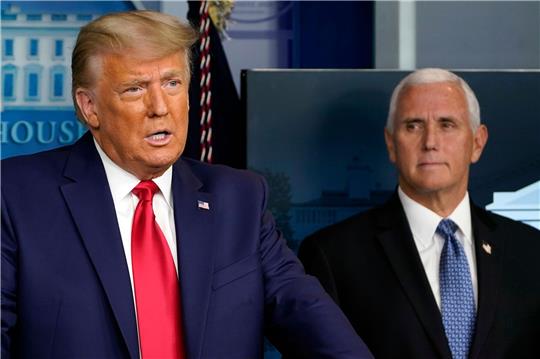 Auch Ex-US-Vize Mike Pence (r) stand im Visier der Angreifer beim Sturm auf das Kapitol. Eine Anklage gegen Ex-US-Präsident Donald Trump lehnt er allerdings ab.