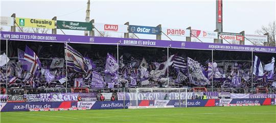 Auch Fans des VfL Osnabrück haben mit Tennisbällen gegen die Investorenpläne der DFB protestiert.