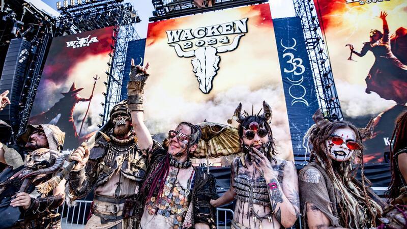 Auch Fantasy-Darsteller waren im Infield zu sehen.