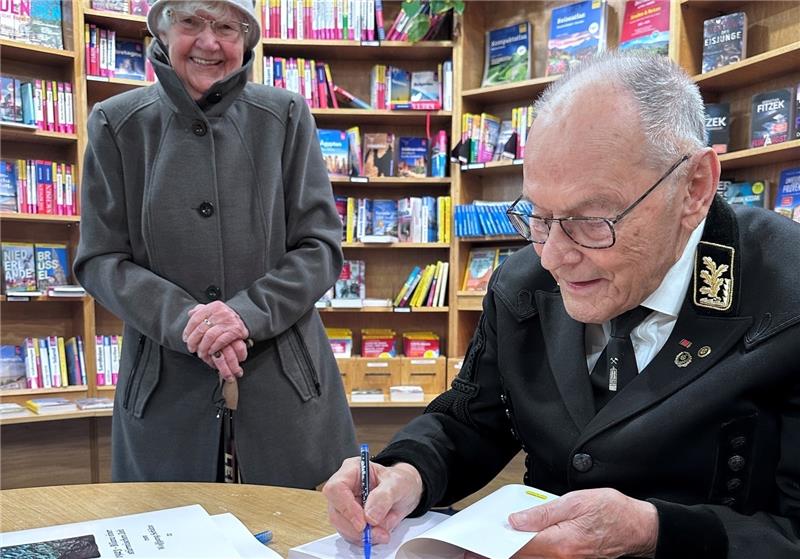 92-Jähriger Clausthaler schreibt neues Buch Auch Gertrud Spillner lässt sich von Wolfgang Schütze ein Buch signieren, es ist ein Geschenk für den Herrn Schwiegersohn. Foto: Schlegel
